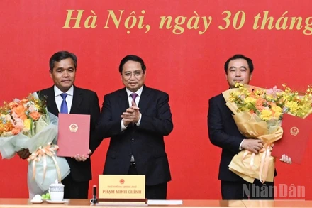 Thủ tướng Chính phủ Phạm Minh Chính trao Quyết định bổ nhiệm và tặng hoa chúc mừng hai đồng chí Trần Đức Thắng và Hồ Văn Niên. (Ảnh: TRẦN HẢI)