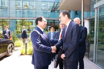 Thủ tướng Phạm Minh Chính tới thăm, làm việc tại Tổng công ty Đường sắt quốc gia Pháp (SNCF). (Ảnh: TTXVN)