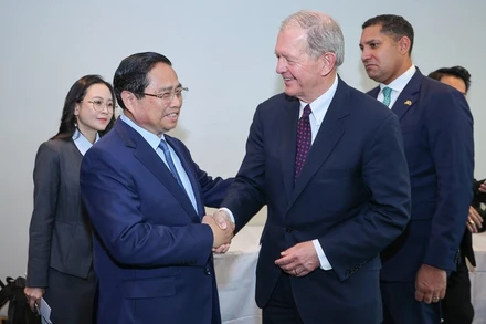 Ông Marcus Wallemberg, Chủ tịch HĐQT Tập đoàn SEB, đồng thời là người đứng đầu Tập đoàn Wallenberg chào đón Thủ tướng Phạm Minh Chính dự cuộc ăn sáng làm việc với lãnh đạo các tập đoàn kinh tế lớn của Thụy Điển. (Ảnh: NHẬT BẮC/VGP)