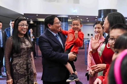 Thủ tướng Phạm Minh Chính và Phu nhân với bà con cộng đồng người Việt Nam tại Estonia. (Ảnh: NGUYỄN HỒNG)