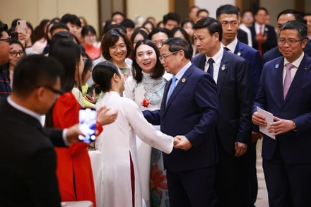 Thủ tướng Phạm Minh Chính với bà con cộng đồng người Việt Nam tại Trung Quốc. (Ảnh: Nhật Bắc/VGP)