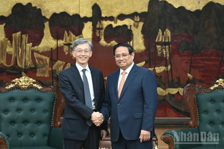 Thủ tướng Phạm Minh Chính và ông Kenji Okamura, Phó Tổng Giám đốc Quỹ Tiền tệ quốc tế (IMF). (Ảnh: TRẦN HẢI)