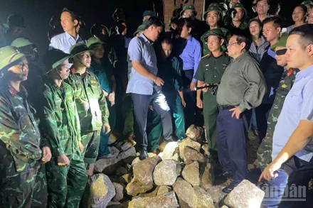 Thủ tướng Chính phủ Phạm Minh Chính đi thị sát, kiểm tra công tác xử lý sự cố sạt lở đê biển Hải Thịnh III do ảnh hưởng của bão số 10 ở xã Hải Thịnh, tỉnh Ninh Bình. (Ảnh: TRẦN HẢI)