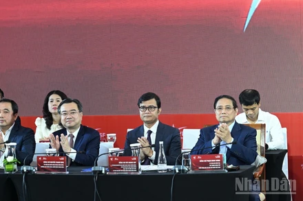 Thủ tướng Phạm Minh Chính và các đồng chí lãnh đạo tham dự Diễn đàn Kinh tế tư nhân Việt Nam 2025. (Ảnh: TRẦN HẢI)