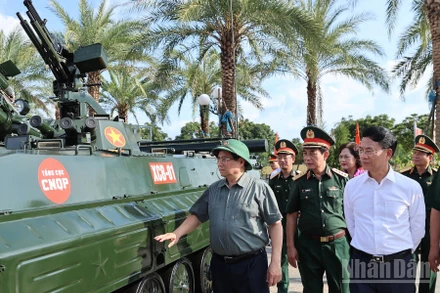 Thủ tướng Phạm Minh Chính tham quan xe chiến đấu bộ binh cho ngành Công nghiệp quốc phòng trong nước chế tạo. (Ảnh: TRẦN HẢI)