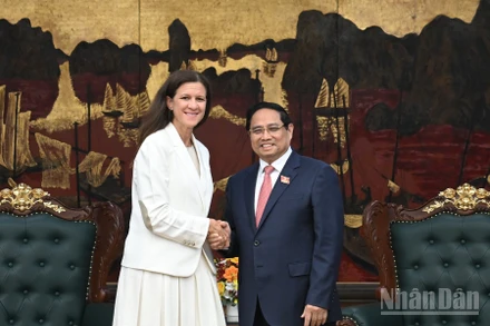 Thủ tướng Chính phủ Phạm Minh Chính và bà Mavi Zingoni, Giám đốc điều hành phụ trách mảng nguồn điện của Công ty GE Vernova. (Ảnh: TRẦN HẢI)