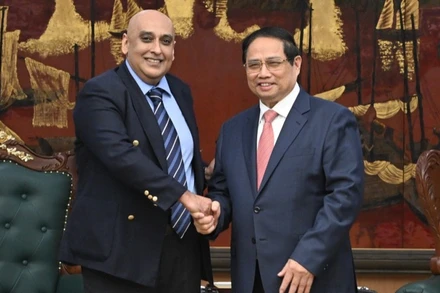 Thủ tướng Chính phủ Phạm Minh Chính và ông Ali Ijaz Ahmad, Chủ tịch kiêm Tổng Giám đốc Makara Capital Partner. (Ảnh: TRẦN HẢI)