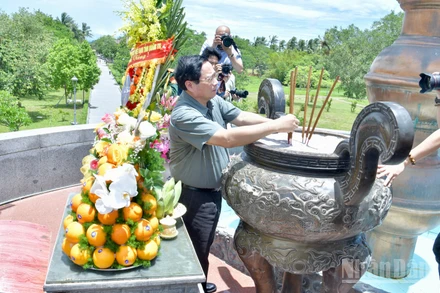 Thủ tướng Chính phủ Phạm Minh Chính dâng hương, dâng hoa tưởng niệm các Anh hùng liệt sĩ tại Di tích quốc gia đặc biệt Thành cổ Quảng Trị. (Ảnh: Thanh Giang)
