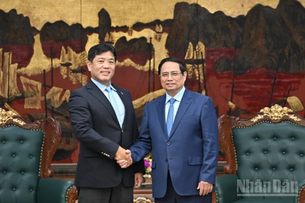 Thủ tướng Phạm Minh Chính và ông Yukihito Honda, Tổng Giám đốc điều hành khối Phát triển đô thị đa dạng của Tập đoàn Sumitomo. (Ảnh: Trần Hải)