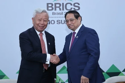 Thủ tướng Chính phủ Phạm Minh Chính tiếp Chủ tịch Ngân hàng Đầu tư Hạ tầng châu Á (AIIB) Kim Lập Quần. (Ảnh: VGP)