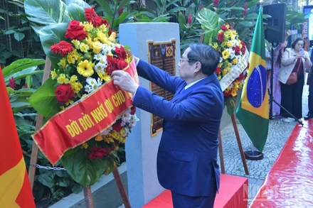 Thủ tướng Chính phủ Phạm Minh Chính chỉnh hoa chuẩn bị thực hiện nghi thức dâng hoa tưởng niệm Chủ tịch Hồ Chí Minh tại Rio de Janeiro (Ảnh: Thanh Giang).