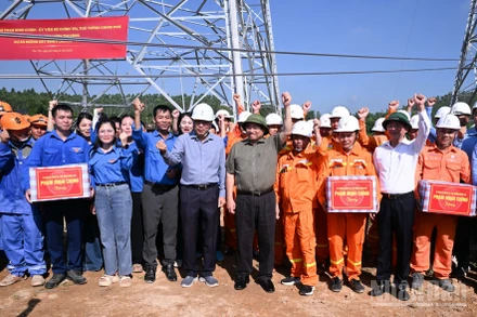 Thủ tướng Phạm Minh Chính và các đơn vị thi công bày tỏ quyết tâm hoàn thành Dự án Đường dây 500kV Lào Cai-Vĩnh Yên đúng tiến độ. (Ảnh: TRẦN HẢI)
