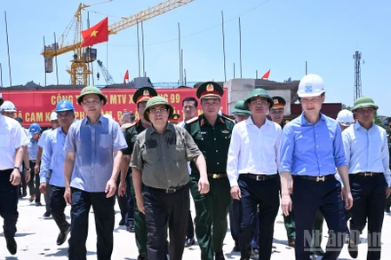 Thủ tướng Chính phủ Phạm Minh Chính thị sát công trường xây dựng cầu Phong Châu mới.