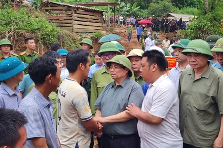 Thủ tướng Chính phủ Phạm Minh Chính thăm hỏi, động viên bà con nhân dân bản Háng Pù Xi, xã Xa Dung, tỉnh Điện Biên bị thiệt hại nặng nề do mưa lũ mấy ngày qua. (Ảnh: CTV)