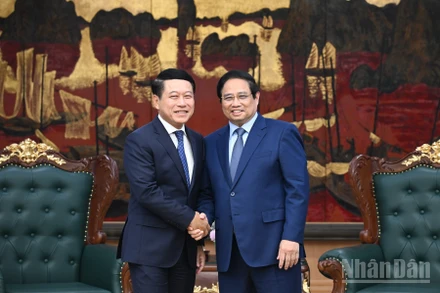 Thủ tướng Phạm Minh Chính và đồng chí Saleumxay Kommasith, Ủy viên Bộ Chính trị, Phó Thủ tướng Chính phủ, Trưởng Ban Cải cách doanh nghiệp Lào. (Ảnh: TrẦN HẢI)