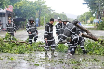 Cán bộ, chiến sĩ Trung đoàn Cảnh sát Cơ động Bắc Trung Bộ tích cực tham gia khắc phục hậu quả bão số 5.