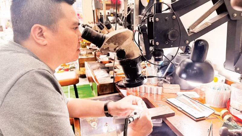 Khâu chế tác cần tỉ mỉ và phải dùng kính lúp phóng đại sản phẩm đá quý.