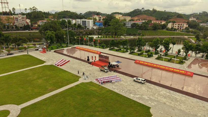 Quảng trường 18/9 phường Yên Bái trước giờ khai hội.