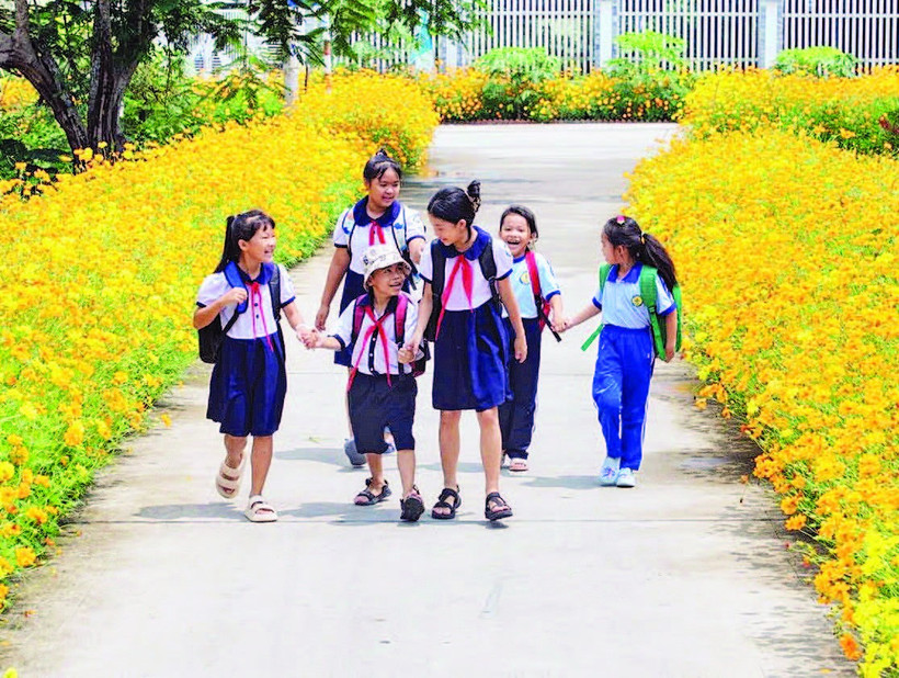 Đường hoa 521, ấp Bàu Chứa, xã Nhuận Đức rực rỡ sắc màu. (Ảnh VÕ LÊ)