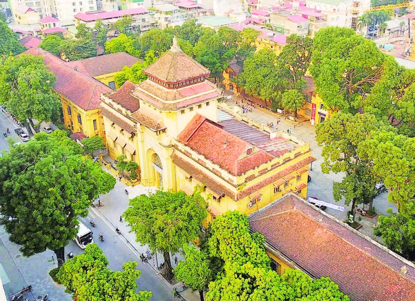 Tòa nhà số 19 Lê Thánh Tông (phường Cửa Nam, Hà Nội), một công trình có kiến trúc đẹp, được xây dựng trước năm 1954.