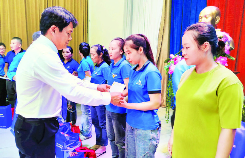 Đồng chí Bùi Thanh Nhân, Ủy viên Thường vụ Thành ủy, Phó Chủ tịch Ủy ban Mặt trận Tổ quốc thành phố, Chủ tịch Liên đoàn Lao động Thành phố Hồ Chí Minh trao quà tặng công nhân, lao động có hoàn cảnh khó khăn.