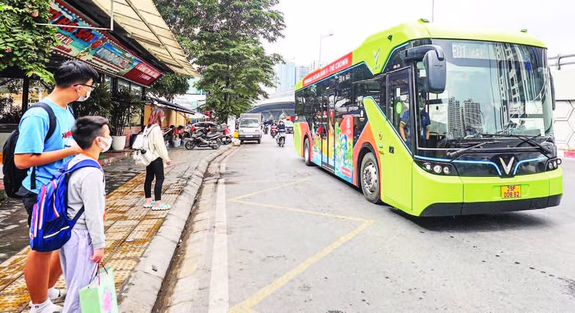 Việc tăng số lượng, chất lượng xe buýt cũng sẽ giúp Thành phố Hà Nội từng bước hạn chế xe máy xăng. (Ảnh KHÁNH LÊ)