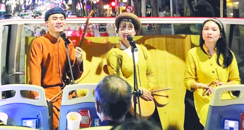 Hát xẩm trên xe buýt là hoạt động mới mẻ được nhiều khách du lịch thích thú.