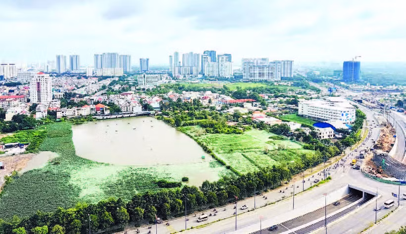 Một khu đất nằm bên đường Mai Chí Thọ thuộc phường Bình Trưng, Thành phố Hồ Chí Minh.