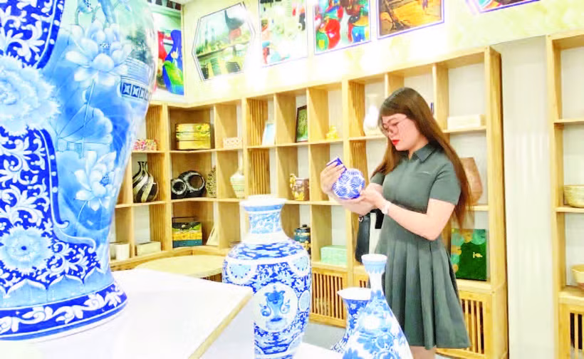 Sở Công thương Hà Nội trưng bày, giới thiệu các sản phẩm thủ công mỹ nghệ ngành gốm sứ, sơn mài.