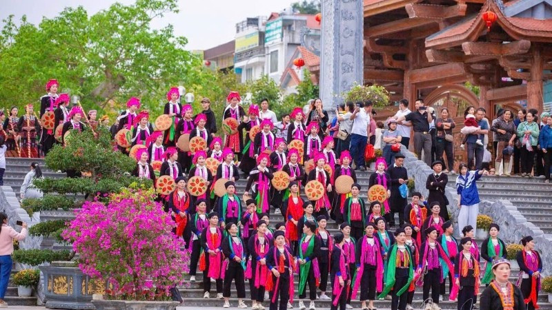 Nhân dân nô nức đi Lễ Đền Bảo Hà (Lào Cai).