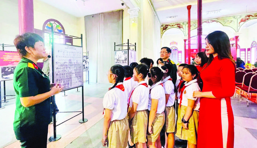 Thế hệ trẻ phường Hoàn Kiếm tìm hiểu về lịch sử hào hùng của lực lượng vũ trang Thủ đô tại triển lãm.