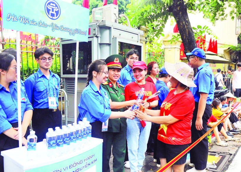 Đoàn viên thanh niên phường Hoàn Kiếm nhiệt tình giúp đỡ mọi người đến xem luyện tập diễu binh, diễu hành.