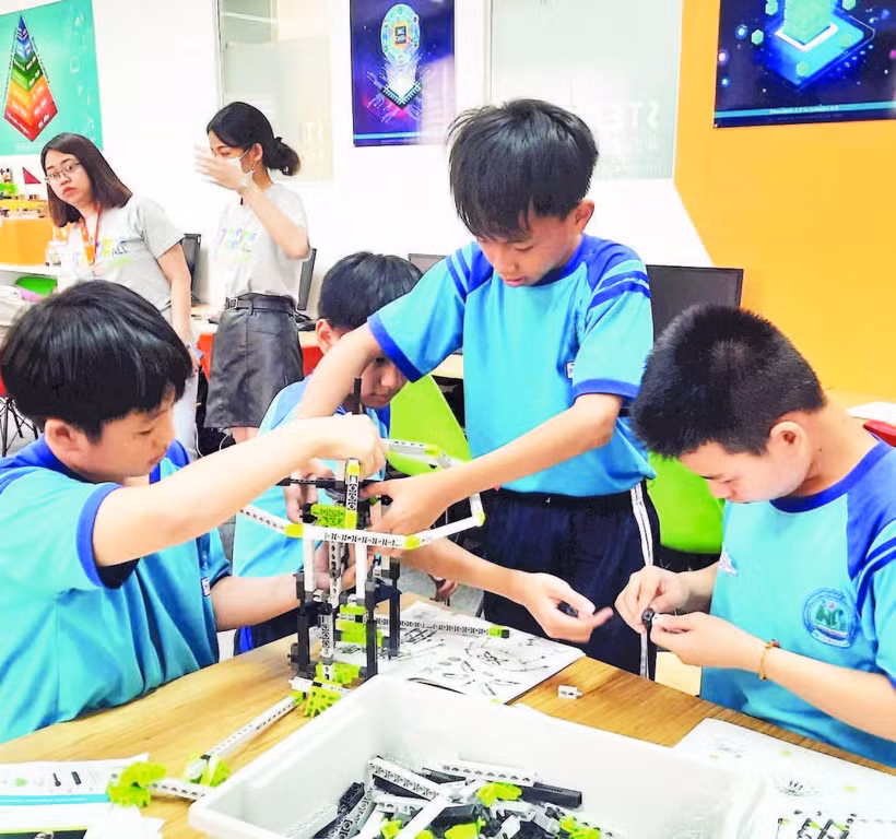 Học sinh trải nghiệm tại Trung tâm Giáo dục STEAMZone, Khu Công viên phần mềm Quang Trung
