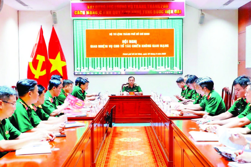 Lãnh đạo Bộ Tư lệnh Thành phố Hồ Chí Minh làm việc với Tổ tác chiến không gian mạng.