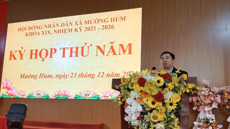 Đồng chí Nguyễn Hồng Sơn, Bí thư Đảng ủy, Chủ tịch Hội đồng nhân dân xã Mường Hum phát biểu ý kiến.