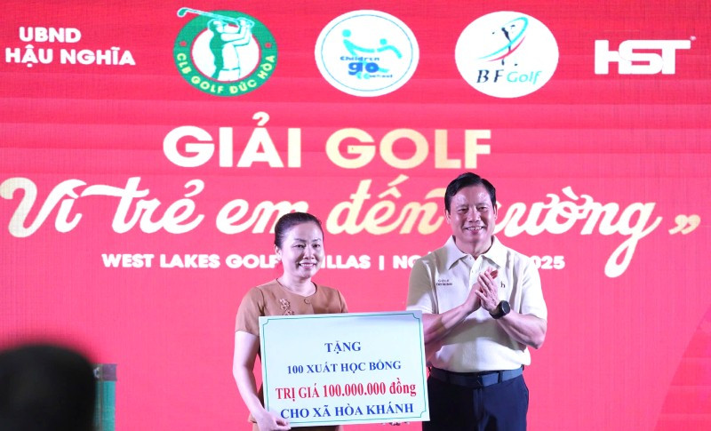 Lãnh đạo tỉnh Tây Ninh trao 100 suất học bổng cho xã Hòa Khánh, Tây Ninh.
