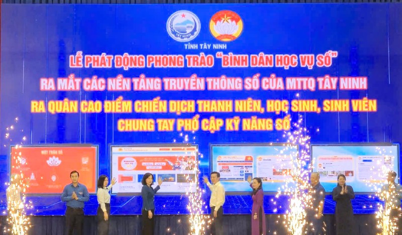 Lãnh tỉnh và các sở, ngành ấn nút phát động phong trào bình dân học vụ số.