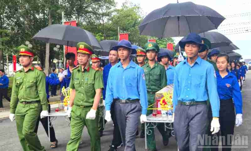 Cán bộ, chiến sĩ và thanh niên tình nguyện đưa hài cốt các Anh hùng liệt sĩ anh dũng hy sinh trên đất bạn Campuchia về nghĩa trang liệt sĩ Vĩnh Hưng - Tân Hưng an táng.