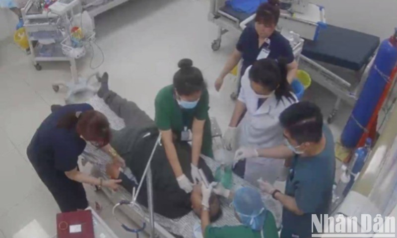 Ê-kíp Cấp cứu – Hồi sức tích cực, Bệnh viện đa khoa Vạn An đã nỗ lực hết mình cấp cứu bệnh nhân ngưng tim trước khi đưa đến bệnh viện đã có nhịp tim trở lại. 