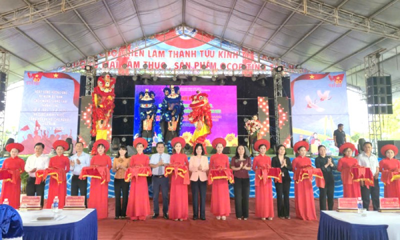 Lãnh đạo tỉnh tây ninh cùng các sở, ngành cắt băng khai mại hội chợ triển lãm.