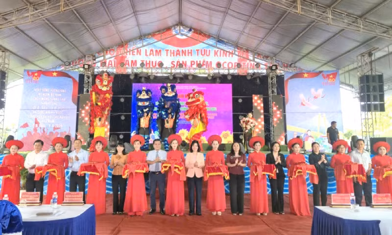 Lãnh đạo tỉnh tây ninh cùng các sở, ngành cắt băng khai mại hội chợ triển lãm.