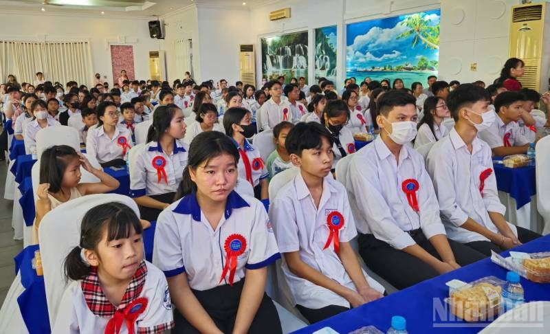 Con đoàn viên công đoàn vượt khó, học giỏi dự hội nghị tuyên dương.