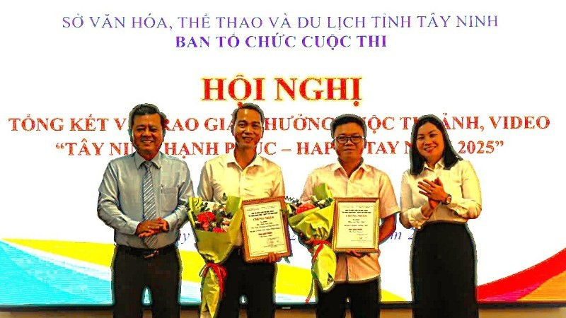 Lãnh đạo Ban Tuyên giáo và Dân vận, Sở Văn hóa, Thể thao và Du lịch tỉnh Tây Ninh trao hoa và chứng nhận cho 2 tác giả đạt giải Nhất.