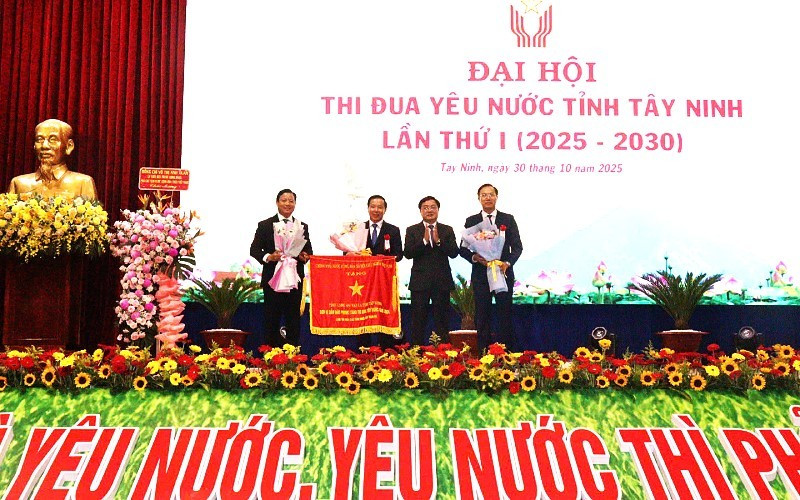Bí thư Tỉnh ủy Tây Ninh Nguyễn Văn Quyết, thừa ủy quyền của Thủ tướng Chính phủ trao tặng Cờ thi đua của Chính phủ và hoa chúc mừng tỉnh Tây Ninh.