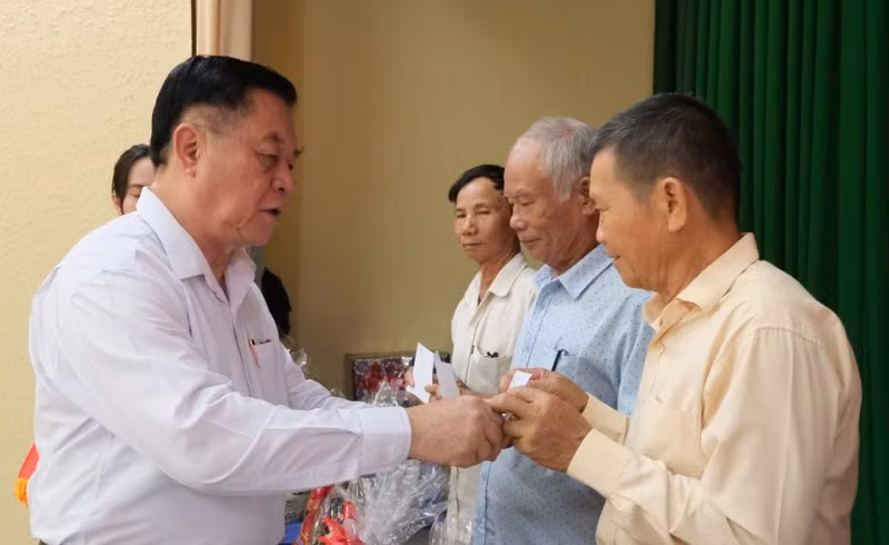 Ủy viên Bộ Chính trị, Trưởng ban Tuyên giáo và Dân vận Trung ương Nguyễn Trọng Nghĩa trao quà cho gia đình chính sách.