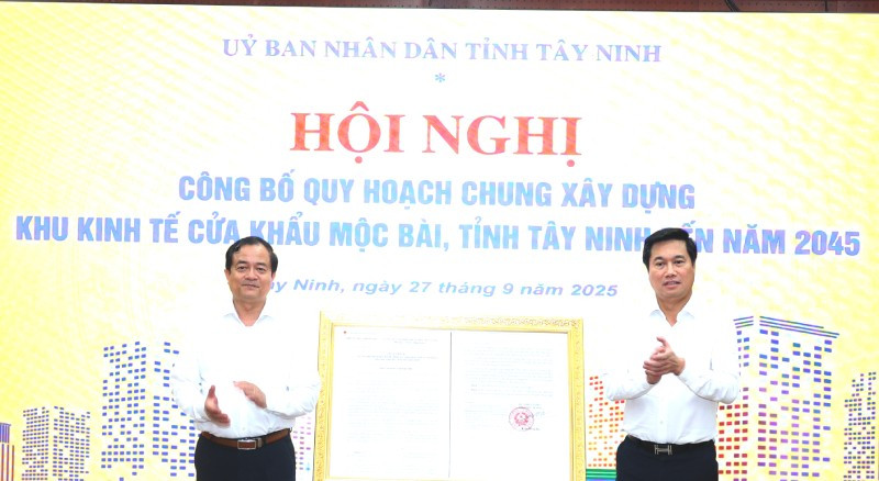 Thứ trưởng Xây dựng Nguyễn Tường Văn (phải) trao Quyết định quy hoạch chung xây dựng khu kinh tế cửa khẩu Mộc Bài đến năm 2045.