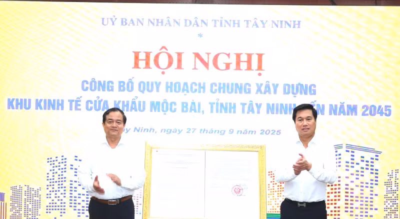 Thứ trưởng Xây dựng Nguyễn Tường Văn (phải) trao Quyết định quy hoạch chung xây dựng khu kinh tế cửa khẩu Mộc Bài đến năm 2045.