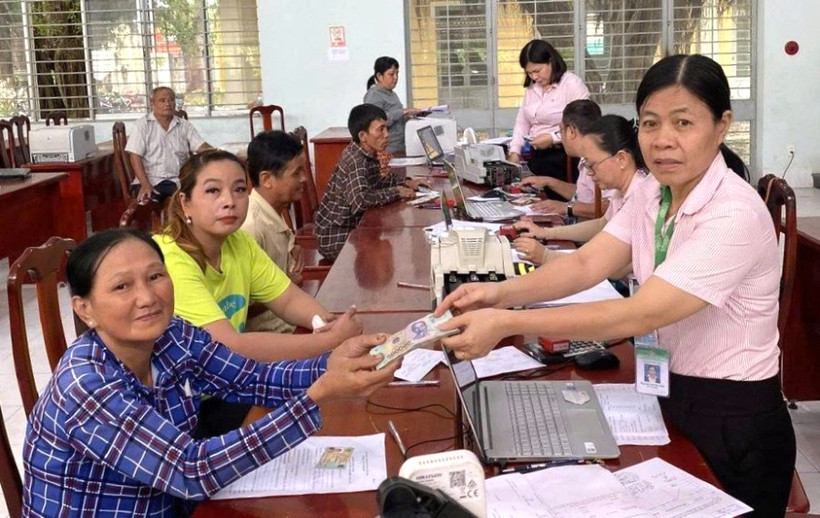 Ngân hàng chính sách xã hội Tây NInh giải ngân vốn tín dụng chính sách cho bà con phát triển sản xuất. (Ảnh NHCC)