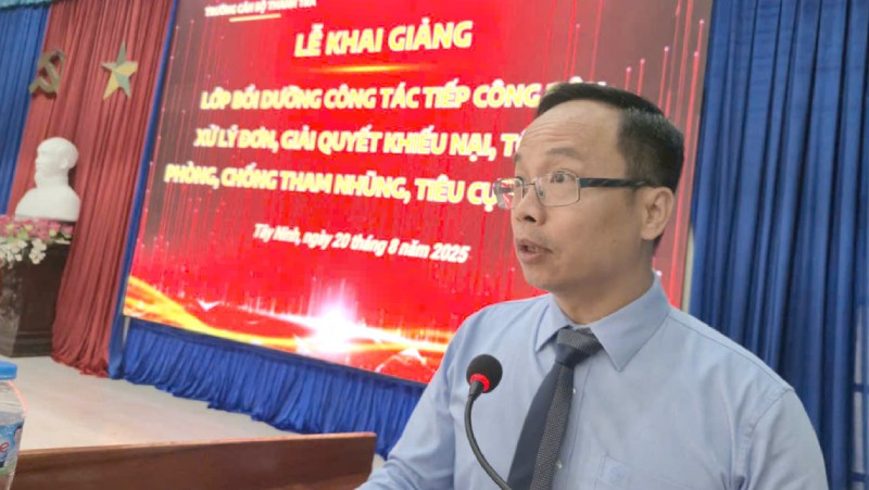 Hiệu trưởng Trường Cán bộ Thanh tra Nguyễn Văn Lương phát biểu khai giảng.