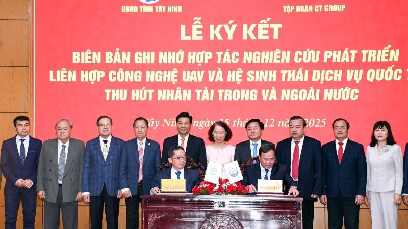 Lãnh đạo Tỉnh ủy và Tập đoàn CT Group chứng kiến hai bên ký kết biên bản hợp tác.